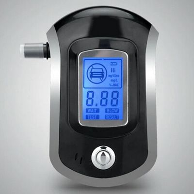 LCD показывает быстрый тестер алкоголя дыхания анализа с мундштуком