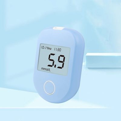 Небольшое касание Glucometer капилляра одного кончика пальца боли